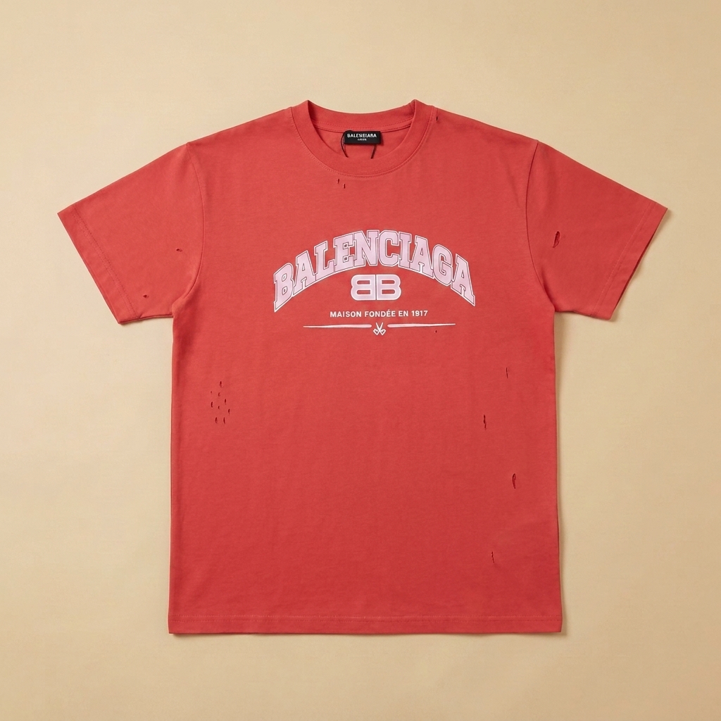 T-shirt usata rosa corallo con stampa bianca e dettagli distressed
