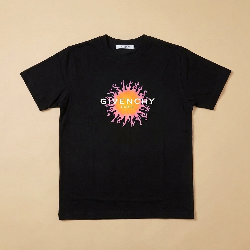 T-shirt usata nera con logo e grafica sole multicolore