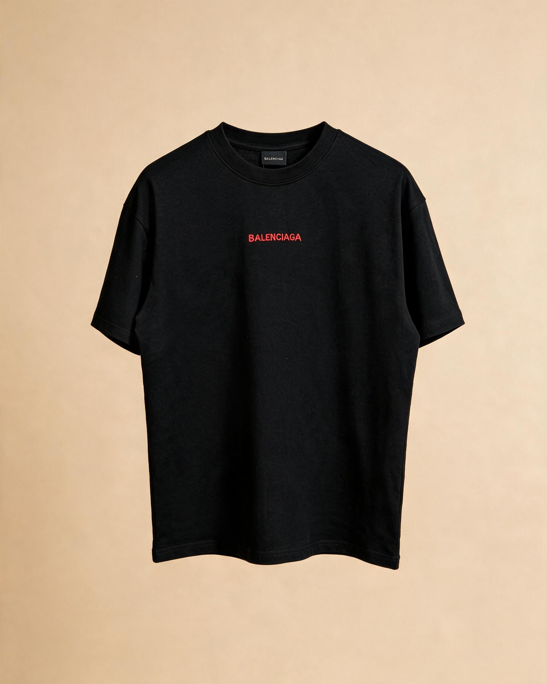 T-shirt usata nera con ricami frontali e posteriori